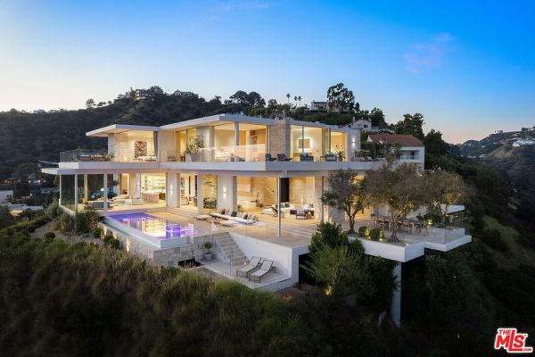 Luxurious Bellgave Estate in Trendy Los Angeles