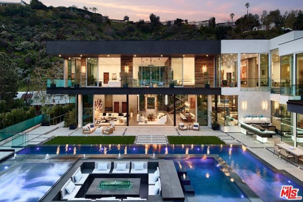 Exquisite Chantilly Estate in Los Angeles