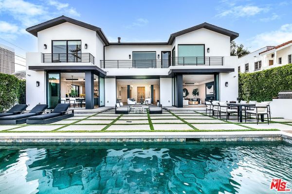"Serenity Heights: A Majestic Retreat in Los Angeles"