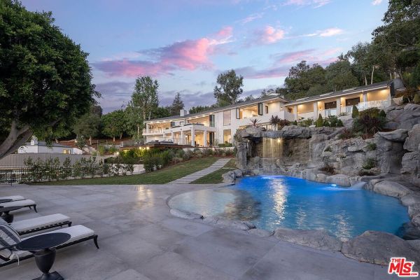 Tranquil Oasis in 9694 Oak Pass Rd Beverly Hills
