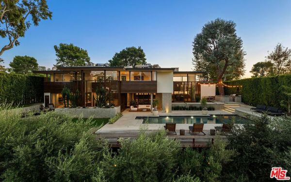 Luxury Hilltop Retreat in Beverly Hills